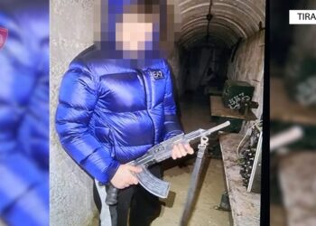 Babai detyronte djalin të përdorte armë, shpallet në kërkim nga policia, i mituri procedohet penalisht