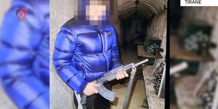 Babai detyronte djalin të përdorte armë, shpallet në kërkim nga policia, i mituri procedohet penalisht