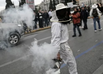 Protestojnë edhe bletërritësit, kamionët me koshere mbushin sheshin qendror në Athinë