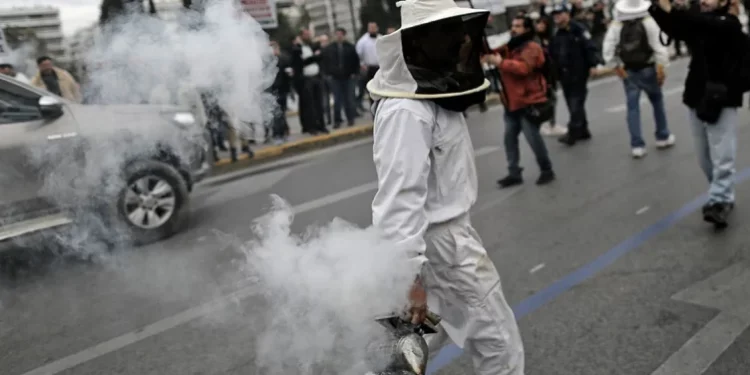 Protestojnë edhe bletërritësit, kamionët me koshere mbushin sheshin qendror në Athinë