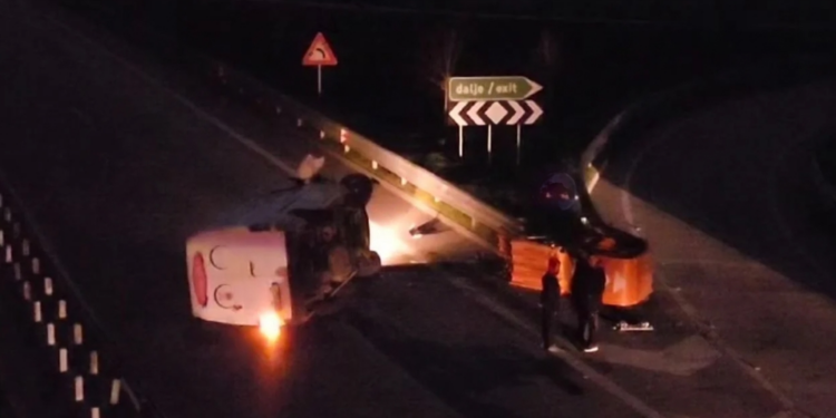 Fugoni përmbyset në mes të rrugës në aksin Fier-Levan, bllokohet autostrada