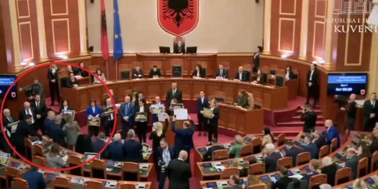 I hoqën kartën e mikrofonit deputetit demokrat, Etika përjashton me 10 ditë Albana Vokshin dhe Elda Hotin