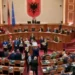 I hoqën kartën e mikrofonit deputetit demokrat, Etika përjashton me 10 ditë Albana Vokshin dhe Elda Hotin