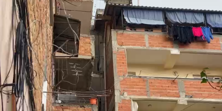 Bie nga kati i pestë, ndërron jetë 56-vjeçari në Fier