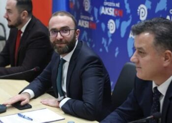 Grupi parlamentar i PD mblidhet në seli para seancës, mungon sërish Jorida Tabaku