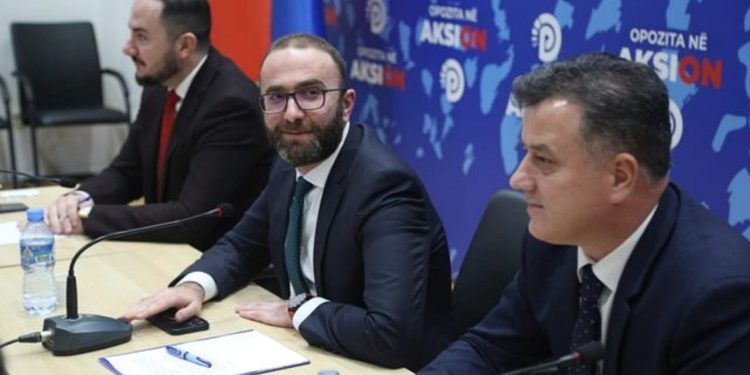 Grupi parlamentar i PD mblidhet në seli para seancës, mungon sërish Jorida Tabaku