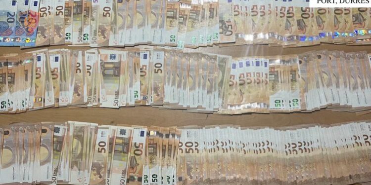 Sekuestrohen mijëra euro dhe paund në Rinas e Durrës, një i arrestuar