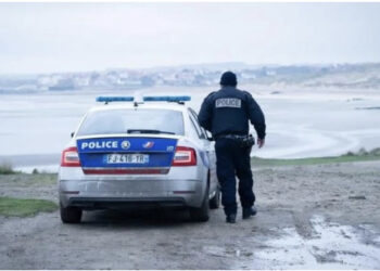 Tragjike! U nisën drejt Anglisë, fundoset varka me familjen sipër, 7-vjeçarja ndërron jetë