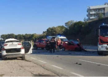 Aksident tragjik në Itali/ Makinat përplasen ‘kokë më kokë, tre të vdekur dhe 3 të plagosur