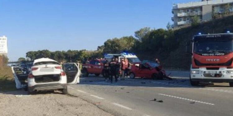 Aksident tragjik në Itali/ Makinat përplasen ‘kokë më kokë, tre të vdekur dhe 3 të plagosur