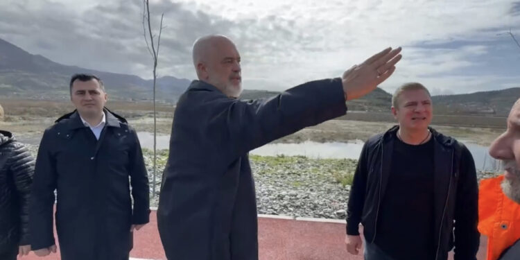 Me Gjiknurin në krah, Rama: Në 2027 ‘Formula 1’ vjen në Elbasan