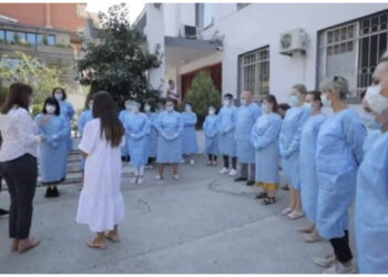 Më pak mjekë ikën në 2023, por interesi i bluzave për të punuar jashtë vendit mbetet i lartë