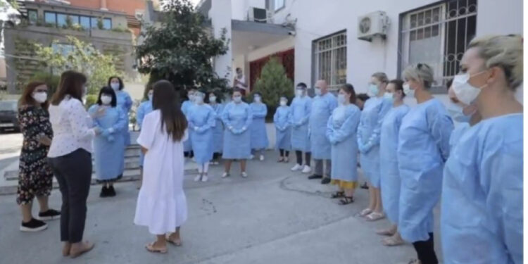 Më pak mjekë ikën në 2023, por interesi i bluzave për të punuar jashtë vendit mbetet i lartë