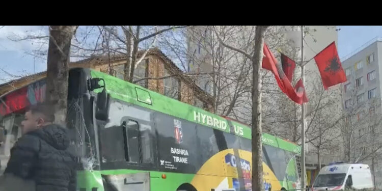 VIDEO/ Shoferit i bie të fikët në timon, autobusi i linjës së ‘Unazës’ përplaset me shtyllën