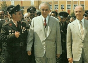 Dëshmia e ish-përkthyesit të Enver Hoxhës: Ishte gay, por e fshihte! Nexhmija kishte dijeni për orientimin e tij seksual