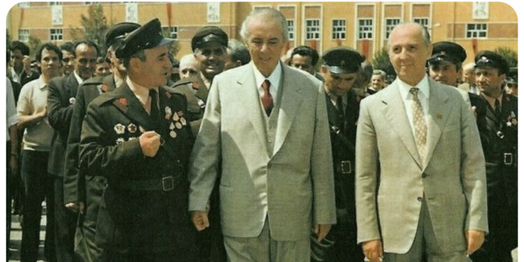 Dëshmia e ish-përkthyesit të Enver Hoxhës: Ishte gay, por e fshihte! Nexhmija kishte dijeni për orientimin e tij seksual