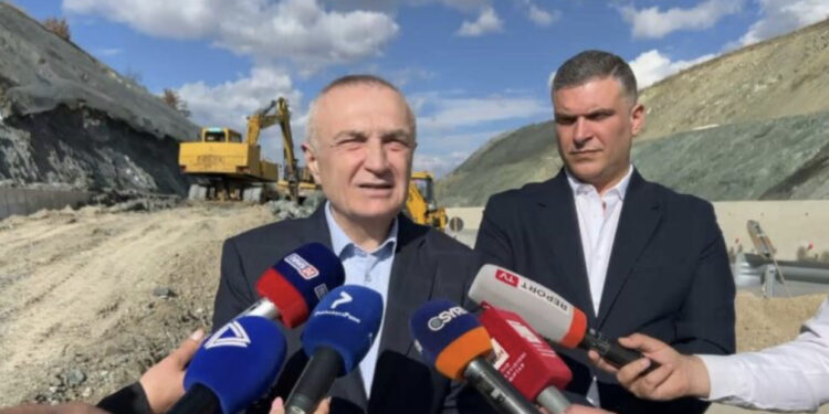 Rruga Korçë-Ersekë e shembur/ Meta: Vjedhja e miliona eurove nga Rama doli sheshit