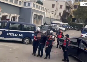VIDEO/ Lëviznin me armë nëpër Tiranë, arrestohen 2 persona