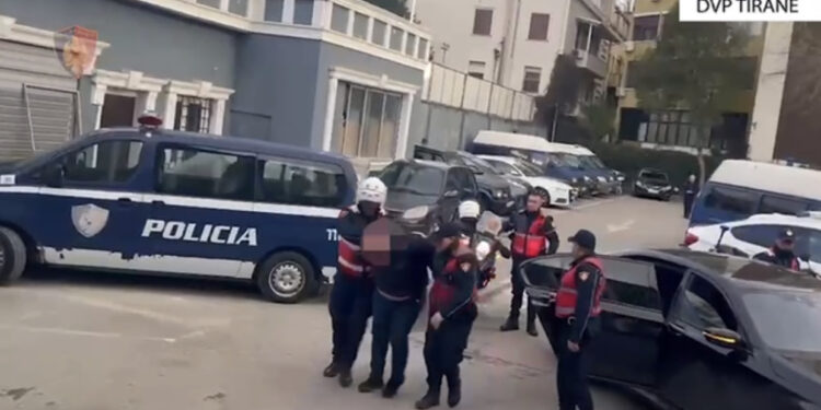 VIDEO/ Lëviznin me armë nëpër Tiranë, arrestohen 2 persona