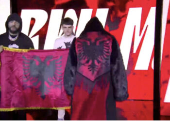 Florian Marku bën hyrjen spektakolare në ring me flamurin shqiptar në shpinë