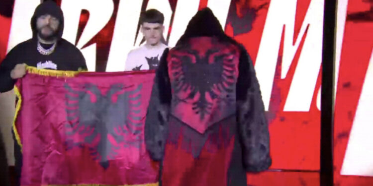 Florian Marku bën hyrjen spektakolare në ring me flamurin shqiptar në shpinë