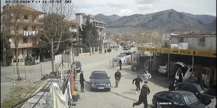 EMRAT/ 4 persona dhunojnë 30-vjeçarin në një lavazh në Korçë