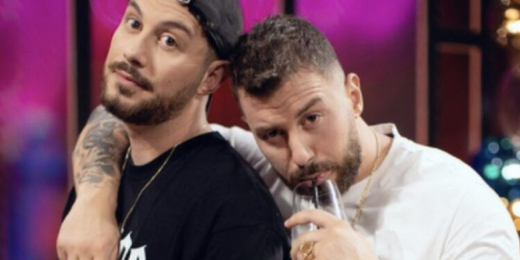 FOTO/ Donaldi thumbon banorët e shtëpisë: Këta të fortët e dinë që kam 2 vite që kam dalë