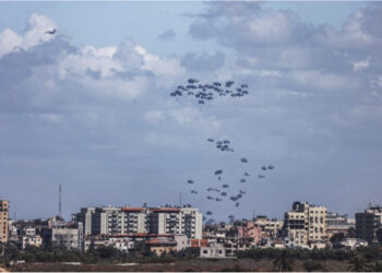 Britania e Madhe hedh ndihmën e dytë nga ajri në Gaza, parashutat dërgojnë 10 tonë ushqime