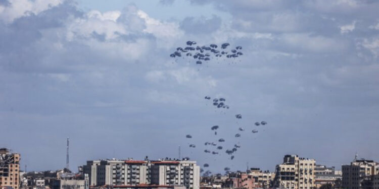 Britania e Madhe hedh ndihmën e dytë nga ajri në Gaza, parashutat dërgojnë 10 tonë ushqime