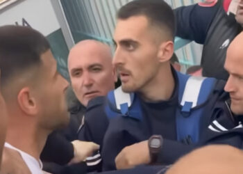 VIDEO/ Ndeshja Kastrioti-Elbasani, pamjet e sherrit, momenti kur tifozët përplasen me policinë