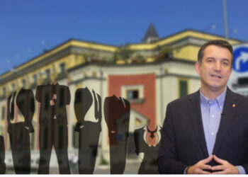 A hengrën drejtorët “fiq” pas shpinës së Lali Erit?