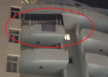 Zoti bëri mbrekulli! Ra nga kati i shtatë i pallatit/ 3-vjeçarja jashtë rrezikut për jetën