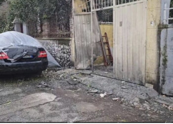 E hëna nis ters! Vëllai qëllon vëllanë në shtëpi