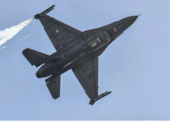 Rrëzohet helikopteri i Forcave të Armatosura në Greqi, piloti dyshohet ka shpëtuar duke u hedhur me parashutë  