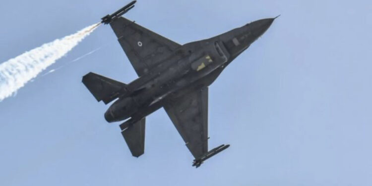 Rrëzohet helikopteri i Forcave të Armatosura në Greqi, piloti dyshohet ka shpëtuar duke u hedhur me parashutë  