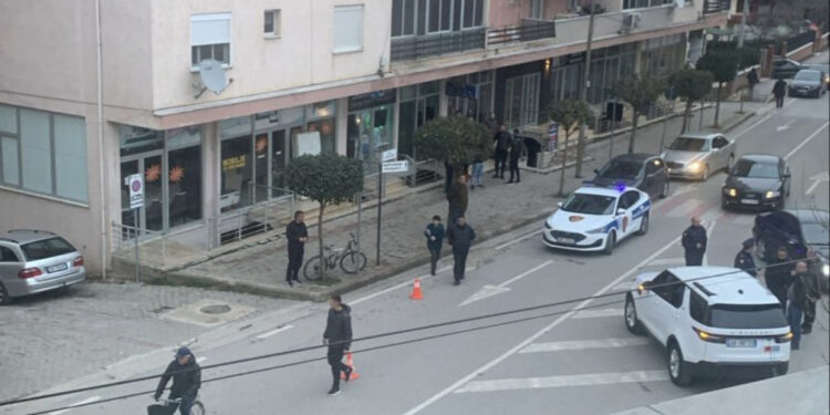 Kush është 35-vjeçari i plagosur në Pogradec, autori i ngjarjes e ndoqi pas për ta vrarë. Ngrihen pika kontrolli