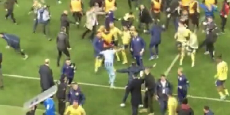 Turqi, tifozët e Trabzonsporit futen në fushë, përleshen me lojtarët e Fenerbahces