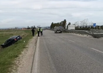 Lushnjë/ “Benz-i” çan barrierat e rrugës dhe përfundon në kanal