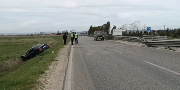 Lushnjë/ “Benz-i” çan barrierat e rrugës dhe përfundon në kanal