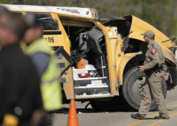 VIDEO/ E frikshme në SHBA! Betonieria bën ‘thërrime’ autobusin e shkollës, ka viktima