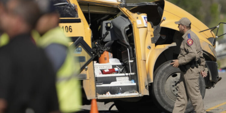 VIDEO/ E frikshme në SHBA! Betonieria bën ‘thërrime’ autobusin e shkollës, ka viktima