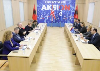 Deputetët britanikë vizitë në selinë blu: Marrëdhënie të shkëlqyera me PD, themeluese e pluralizmit në Shqipëri