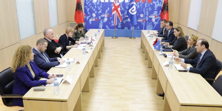 Deputetët britanikë vizitë në selinë blu: Marrëdhënie të shkëlqyera me PD, themeluese e pluralizmit në Shqipëri
