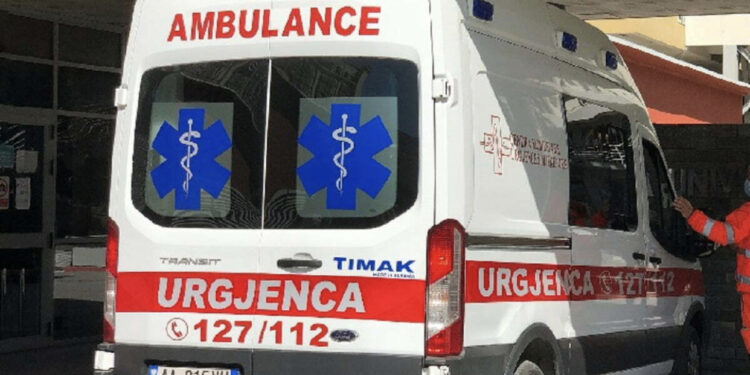 E rëndë! Hidhet nga kati i tretë 54-vjeçarja në Berat