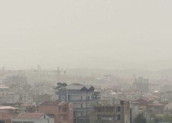 Pluhuri saharian mbulon sërish Shqipërinë, temperatura deri në 30 gradë