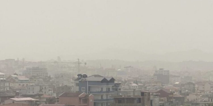 Pluhuri saharian mbulon sërish Shqipërinë, temperatura deri në 30 gradë