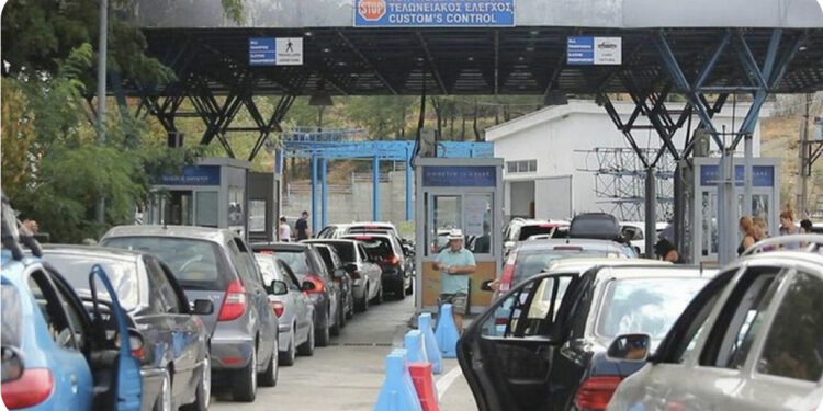 Bllokimi i pikave kufitare nga Greqia, Policia: Nuk do lejohen automjetet, autobusët dhe kamionët