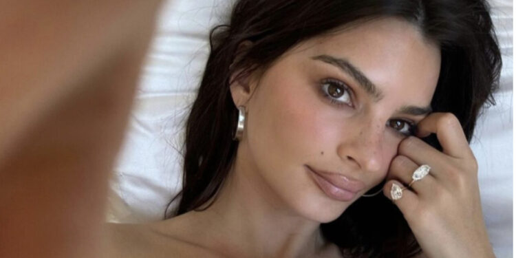 Modelja e njohur ndan me ndjekësit fotot nga shtrati, “e veshur” vetëm me bizhuteri