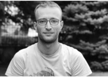 EMRI+FOTO/ 11 plumba dhe një gëzhojë, gjendet i pajetë në varreza i riu