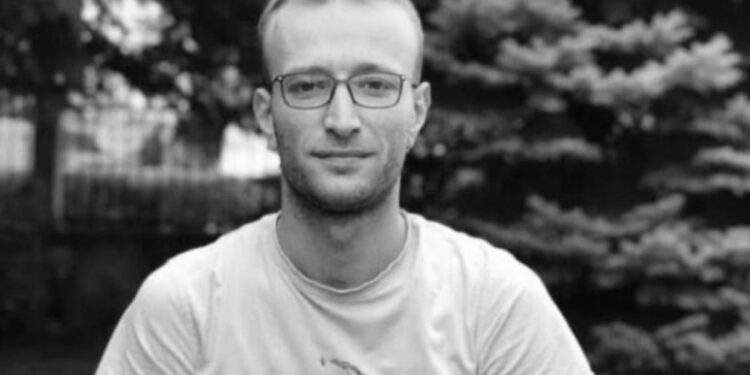 EMRI+FOTO/ 11 plumba dhe një gëzhojë, gjendet i pajetë në varreza i riu